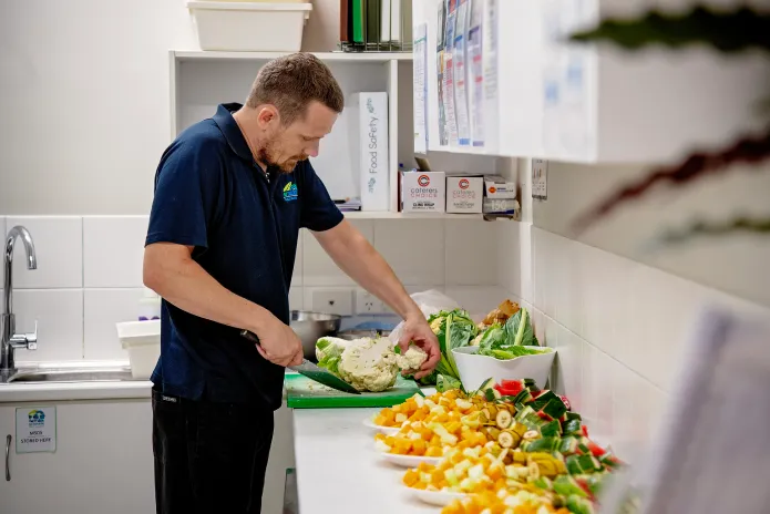 guy-slicing-vegetables